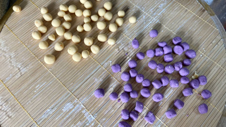 芒果芋圆烧仙草,分别把两种面团搓成长条,揪小剂子再搓成小球,多的可以撒木薯淀粉后装袋放冰箱冷冻,想吃时直接拿出来煮就可以