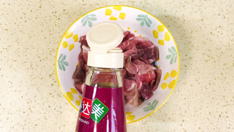 冬瓜瘦肉汤,猪肉切成薄片,淋入<a style='color:red;display:inline-block;' href='/shicai/ 718'>料酒</a>