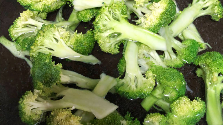 西兰花炒肉片,锅里将水烧开,倒入西兰花,加2克盐,煮1分钟捞起