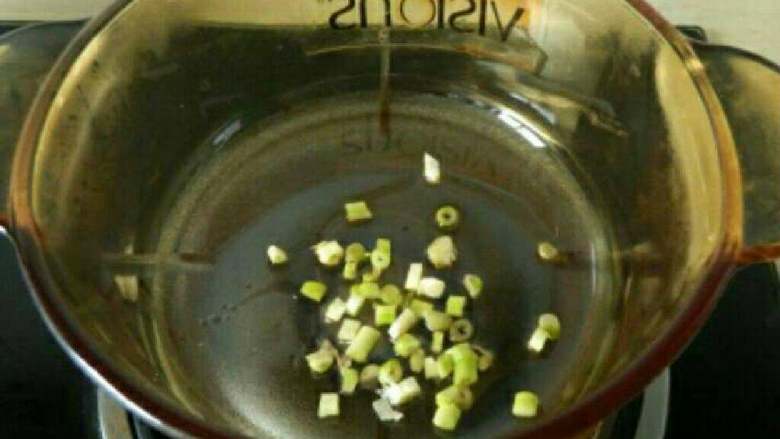 自制黄瓜鸡蛋汤,糖锅中放油爆香葱花。