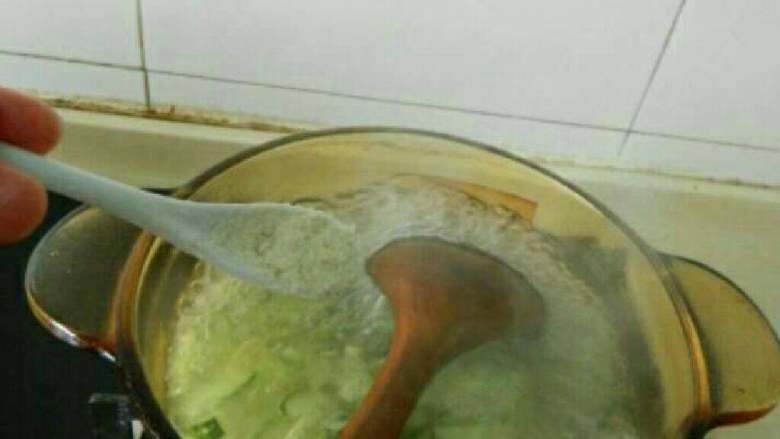 自制黄瓜鸡蛋汤,加清水，盐 <a style='color:red;display:inline-block;' href='/shicai/ 756'>鸡精</a> 煮开。