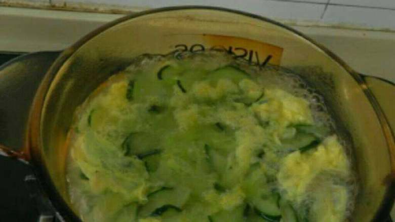 自制黄瓜鸡蛋汤,淋入蛋液，滚开关火即可！