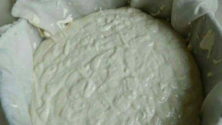 自制小米红枣糕,蒸笼铺上蒸笼布倒入搅拌好的面糊。
