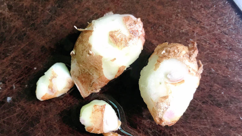 青椒杏鲍菇焖鸡,沙姜拍扁