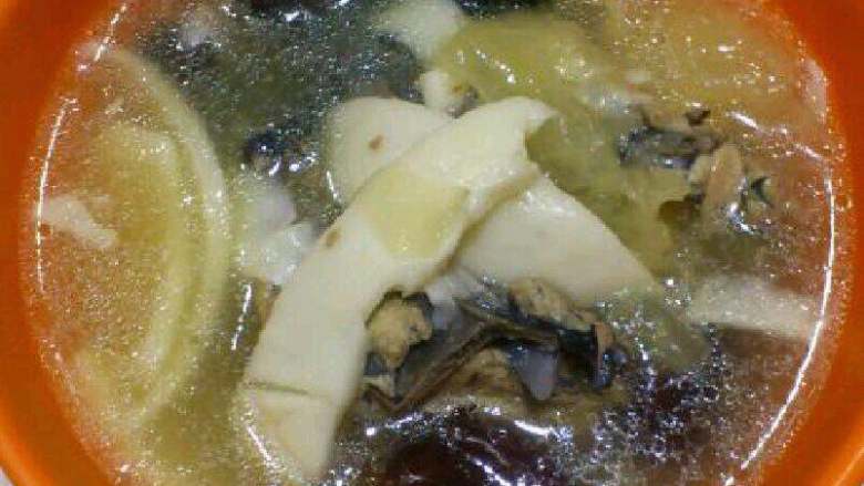 椰香乌鸡汤,起锅前加入椰汁煮开，加盐调味