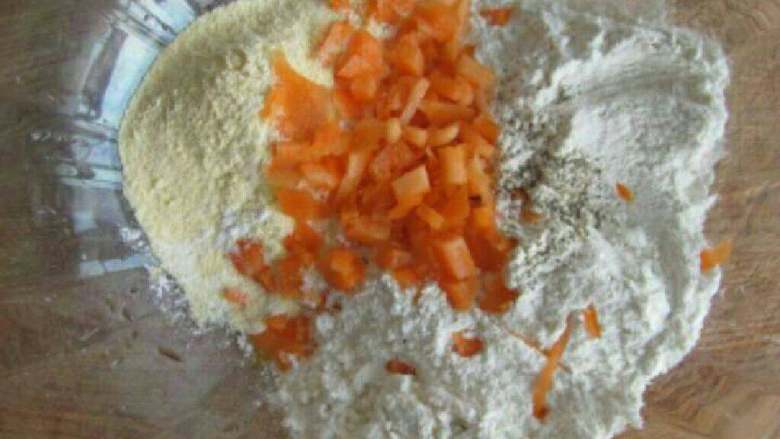 自制榆树钱杂粮饼,放入胡萝卜碎。