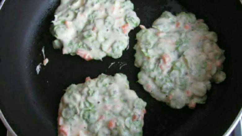 自制榆树钱杂粮饼,平底锅倒少许油烧热,舀一勺面糊摊成小饼。