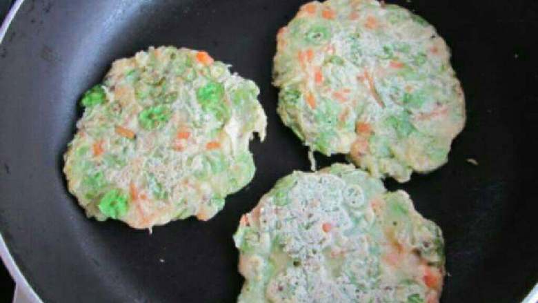 自制榆树钱杂粮饼,翻面,煎至两面熟透微黄即可!