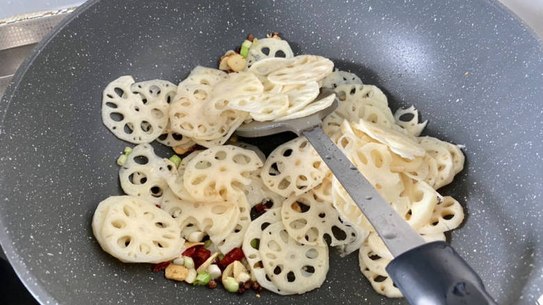 炝炒藕片,下藕片,中大火翻炒半分钟