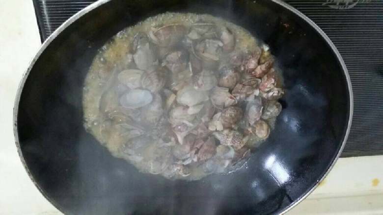 炒花蛤,开大火，锅烧红后倒油开小火，待锅冷却放姜末，蒜末，<a style='color:red;display:inline-block;' href='/shicai/ 87768'>辣椒末</a>后转大火，迅速把花蛤倒入锅中