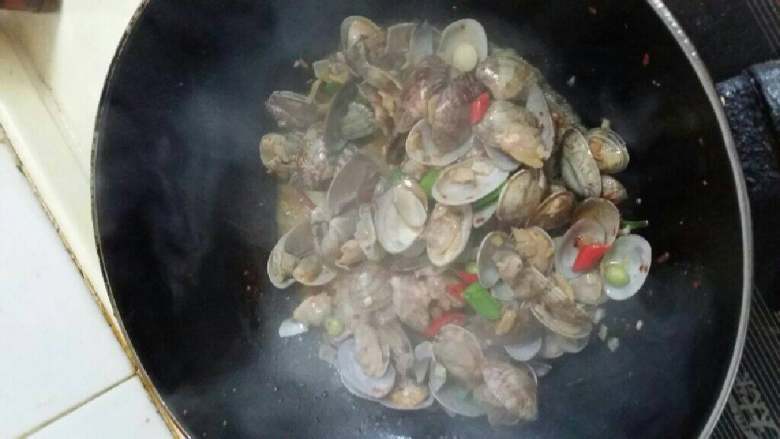 炒花蛤,大火不停翻炒，放盐，倒<a style='color:red;display:inline-block;' href='/shicai/ 718'>料酒</a>直至把每个花蛤炒开口