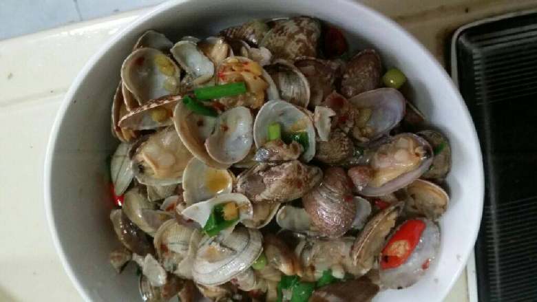 炒花蛤,开口后搁少于<a style='color:red;display:inline-block;' href='/shicai/ 829'>十三香</a>，倒<a style='color:red;display:inline-block;' href='/shicai/ 762'>老抽</a>翻炒后即可