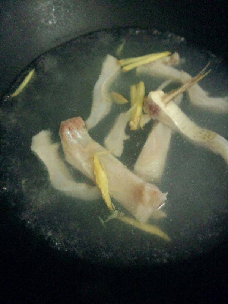 鱼片滚汤,锅加水烧开把鱼块和姜丝放入大火煮滚 