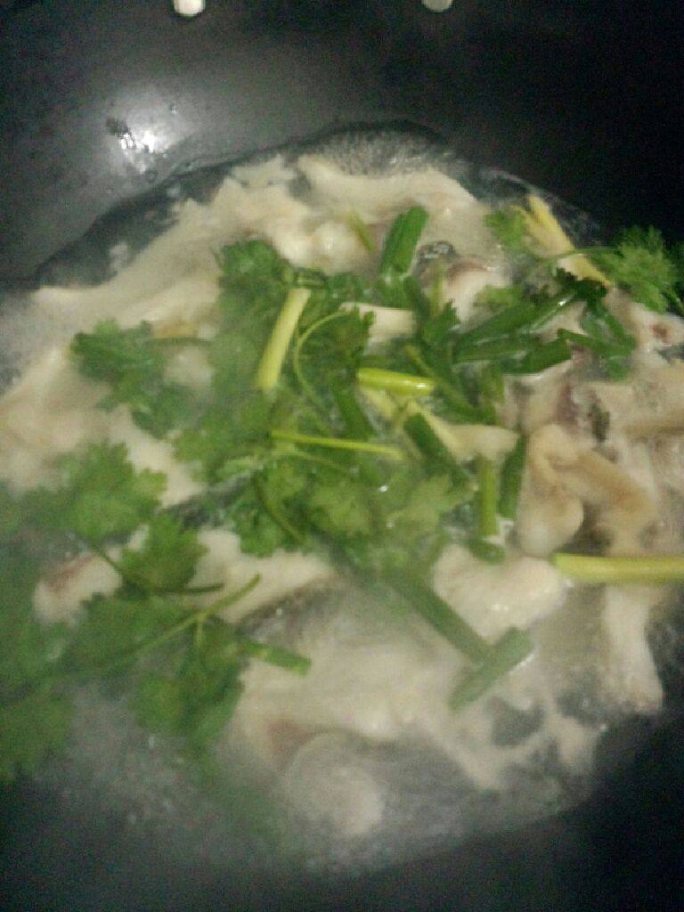 鱼片滚汤,在放入葱和香菜煮开