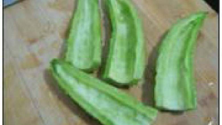 苦瓜炒蛋,<a style='color:red;display:inline-block;' href='/shicai/ 55'>苦瓜</a>洗净了，里面的白瓤一定要弄干净