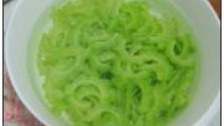 苦瓜炒蛋,切片，加盐泡水里浸泡10分钟，可去除一部分苦味