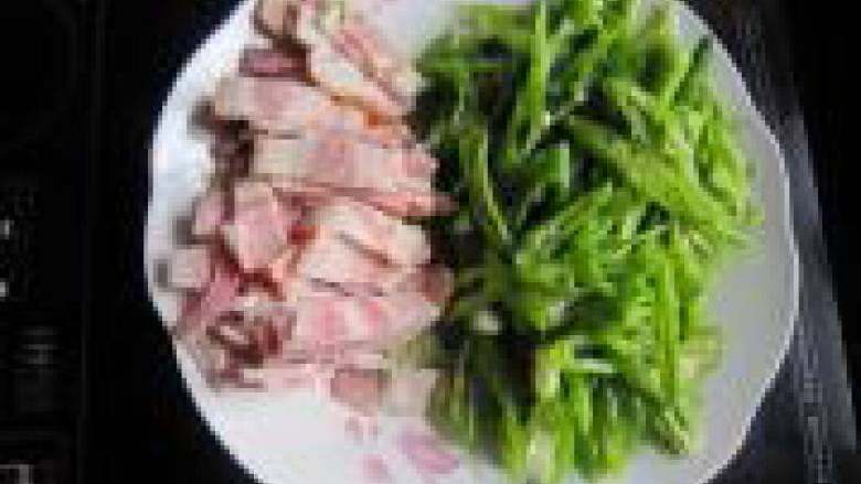 青椒培根,<a style='color:red;display:inline-block;' href='/shicai/ 62'>辣椒</a>去蒂洗净。<a style='color:red;display:inline-block;' href='/shicai/ 62'>辣椒</a>、<a style='color:red;display:inline-block;' href='/shicai/ 443'>培根</a>切丝