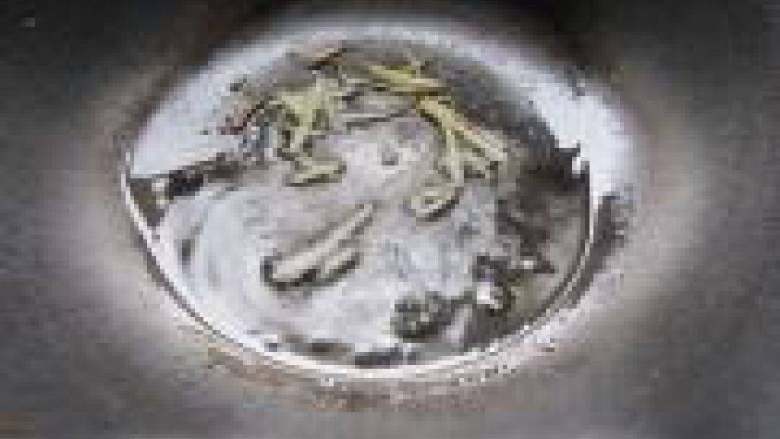 青椒培根,炒锅烧热放入食用油，<a style='color:red;display:inline-block;' href='/shicai/ 37'>姜</a>丝炝锅