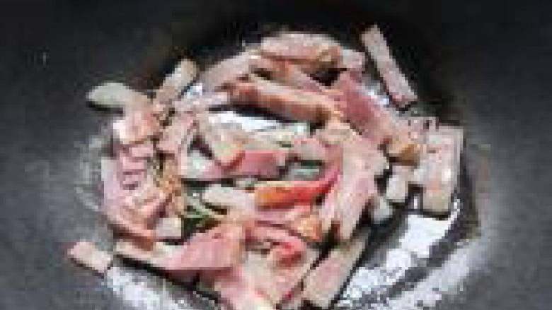 青椒培根,放入培根翻炒