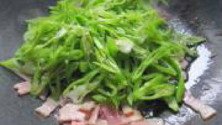 青椒培根,放入辣椒丝翻炒