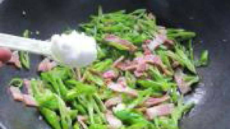 青椒培根,放入白<a style='color:red;display:inline-block;' href='/shicai/ 10588'>糖</a>适量