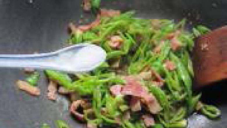 青椒培根,放入盐，<a style='color:red;display:inline-block;' href='/shicai/ 692'>酱油</a>适量，翻炒后出锅