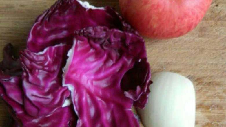 自制紫甘蓝洋葱汁,所有食材备好。