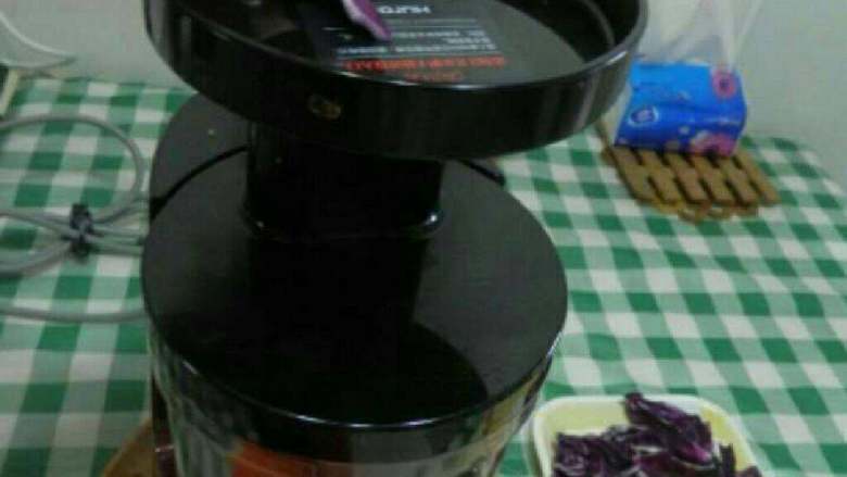 自制紫甘蓝洋葱汁,按照苹果，<a style='color:red;display:inline-block;' href='/shicai/ 29'>洋葱</a>，<a style='color:red;display:inline-block;' href='/shicai/ 128'>紫甘蓝</a>这样的顺序放入原汁机启动开关键。