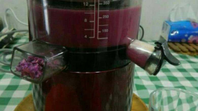 自制紫甘蓝洋葱汁,所有果蔬榨成汁后关机。