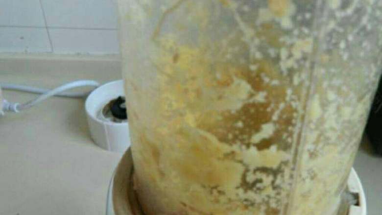 自制姜撞奶,老姜洗净放入搅拌机打碎。