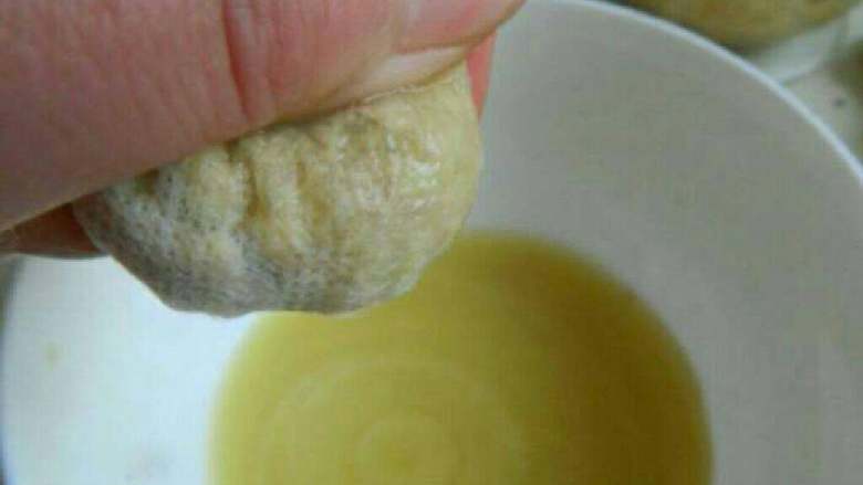 自制姜撞奶,然后碎姜包上纱布挤出老姜汁，取出20毫升姜汁放入碗中备用。