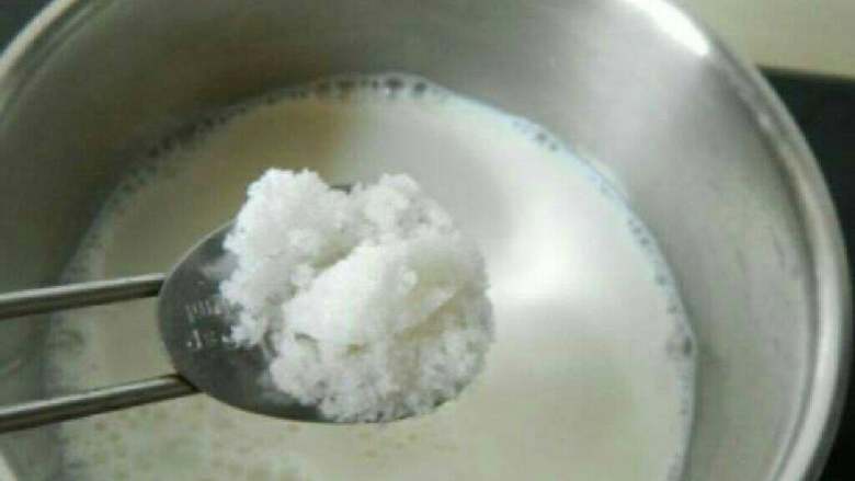 自制姜撞奶,牛奶倒入奶锅加入<a style='color:red;display:inline-block;' href='/shicai/ 3729'>白糖</a>中小火加热，煮开后关火;冷凉到80度左右。