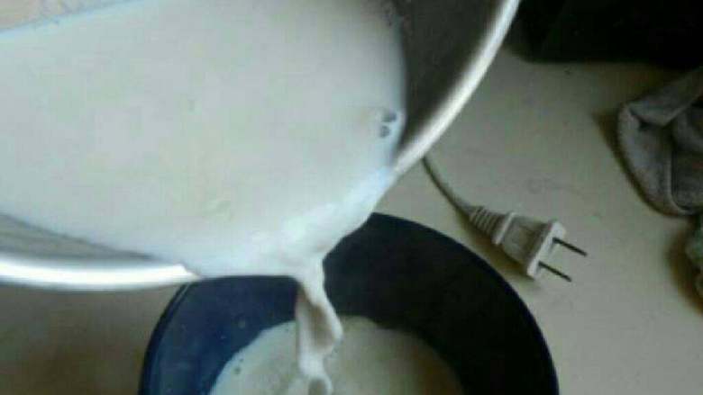 自制姜撞奶,快速的把牛奶倒入姜汁碗中，静置冷凉15分钟后奶液凝结即可！