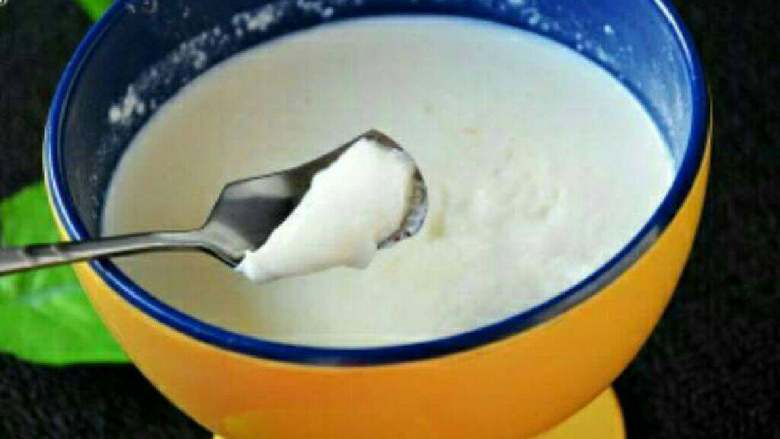 自制姜撞奶,凝结后就如豆腐脑或者蒸水蛋般，就说明成功了。