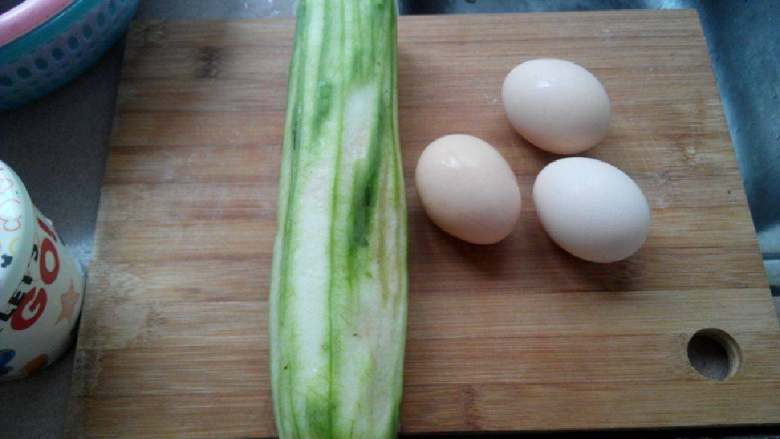 丝瓜炒蛋,<a style='color:red;display:inline-block;' href='/shicai/ 57'>丝瓜</a>去皮，准备<a style='color:red;display:inline-block;' href='/shicai/ 9'>鸡蛋</a>