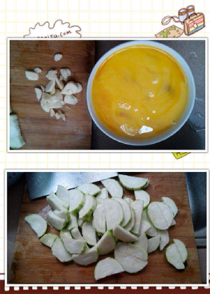 丝瓜炒蛋,丝瓜切片，鸡蛋加盐打成蛋液，蒜切末。