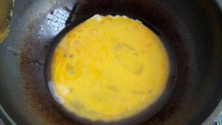 丝瓜炒蛋,平底锅下油烧热，倒入鸡蛋液。