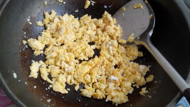 丝瓜炒蛋, 稍微开始凝固时用筷子迅速划散，把鸡蛋捞起先，