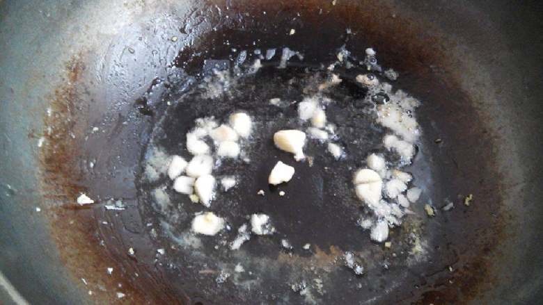 丝瓜炒蛋,下油爆香蒜末。