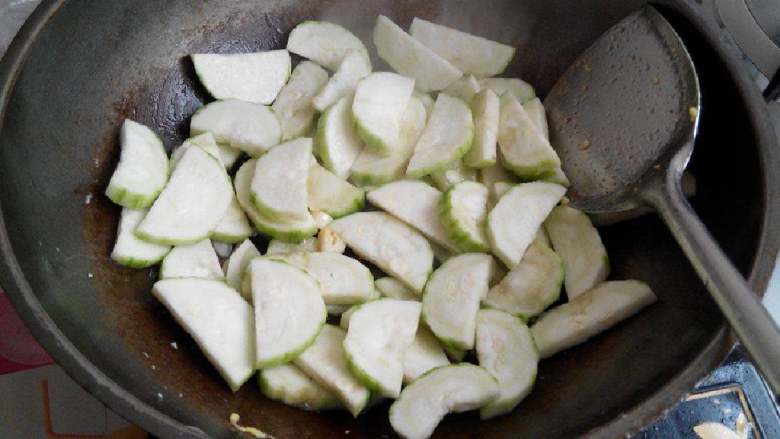 丝瓜炒蛋,下丝瓜翻炒
