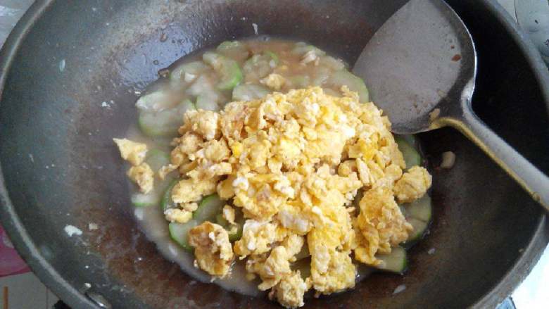 丝瓜炒蛋,加入炒好的蛋，再放糖盐炒匀即可出锅