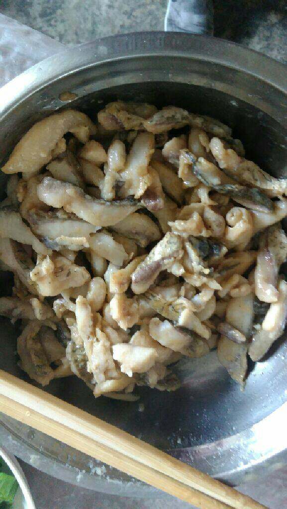 黄瓜炒鱼肉,锅热油,把鱼肉划熟,(鱼肉易碎,要小心)