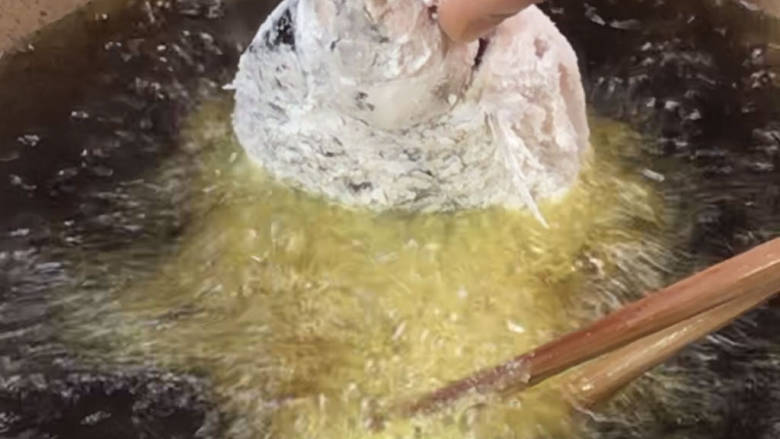 双龙戏珠,用筷子帮忙放入6成热的油锅中,炸至定型后松手