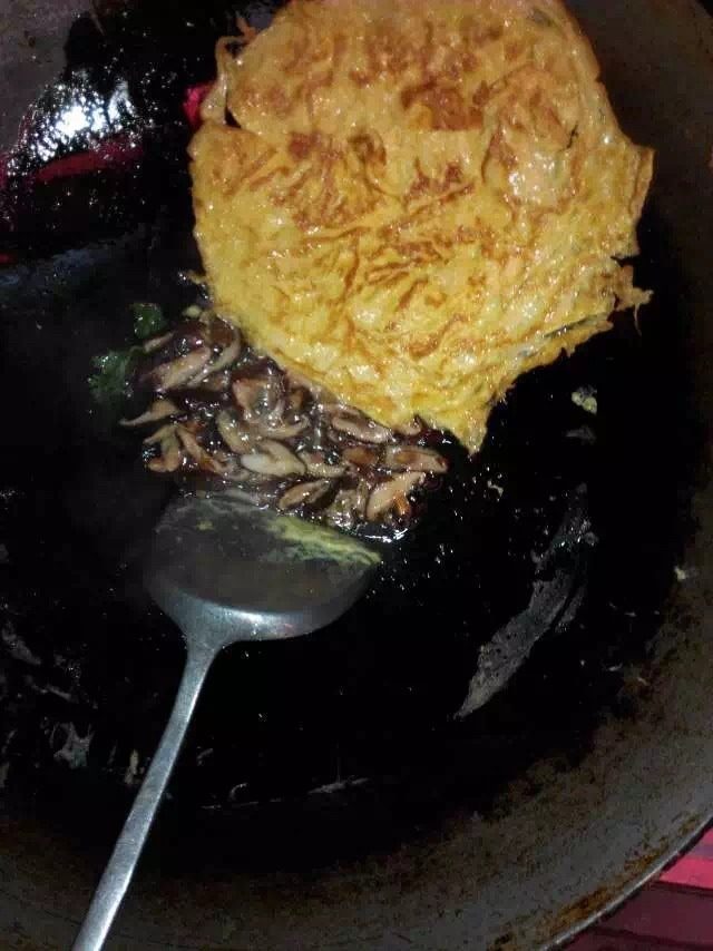 菠萝炒饭,热锅煎<a style='color:red;display:inline-block;' href='/shicai/ 9'>鸡蛋</a>，爆炒香菇、腊肉、<a style='color:red;display:inline-block;' href='/shicai/ 414'>猪肉</a>