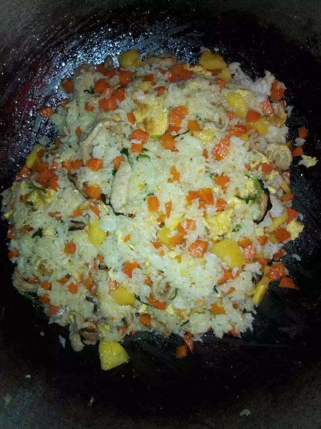 菠萝炒饭,放入熟米饭炒均匀