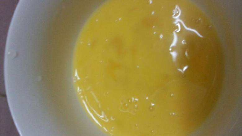 番茄干鱿鱼丝香菇炒饭,拿个碗把<a style='color:red;display:inline-block;' href='/shicai/ 9'>鸡蛋</a>打入搅拌匀待用