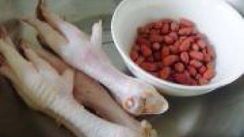 花生鸡爪汤,准备好食材