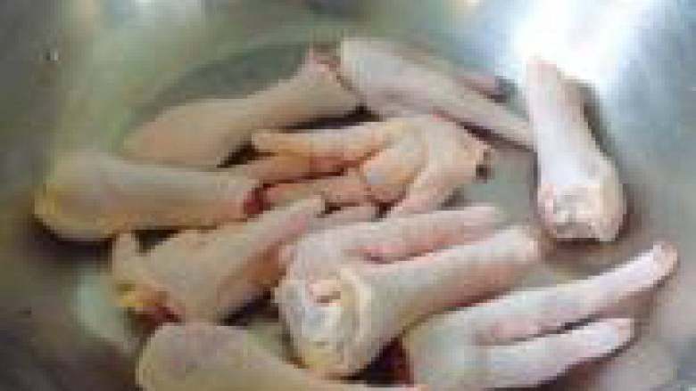 花生鸡爪汤,<a style='color:red;display:inline-block;' href='/shicai/ 89'>鸡爪</a>去掉指甲剁成两段