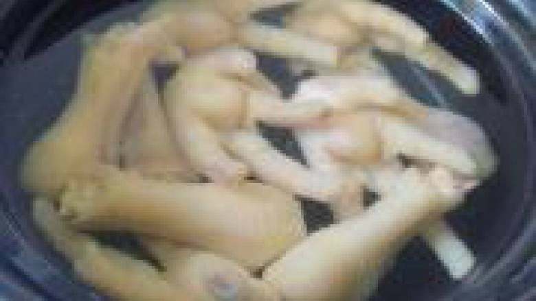 花生鸡爪汤,然后把鸡爪焯水后清洗干净放入备有水的砂锅中