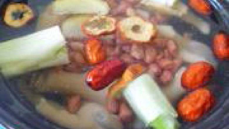 花生鸡爪汤,开锅后去掉沫子放入葱姜、洗好的<a style='color:red;display:inline-block;' href='/shicai/ 664'>花生</a>、<a style='color:red;display:inline-block;' href='/shicai/ 2470'>红枣</a>